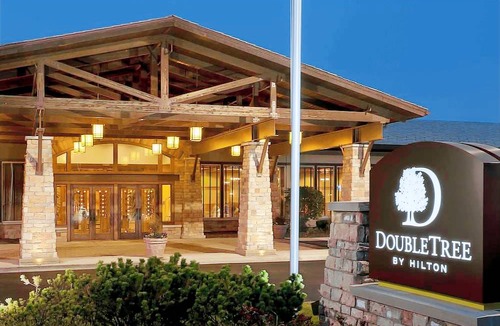 Mundelein Hotel | DoubleTree by Hilton Libertyville - Mundelein