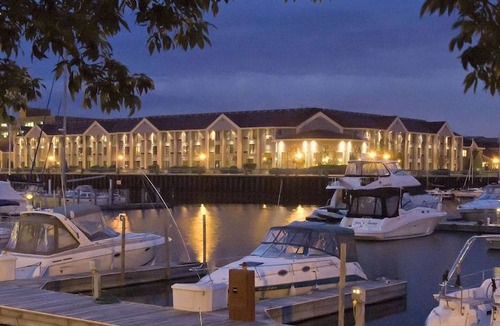 Racine Hotel | DoubleTree by Hilton Racine Harbourwalk