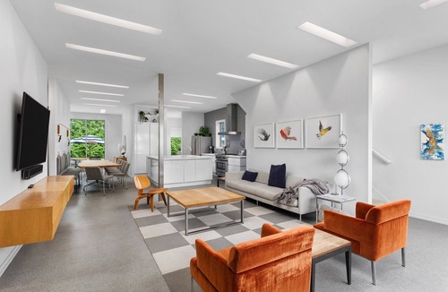 Douglas House | Douglas Modern Villa - Steps to Downtown!