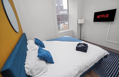 Westown Hotel | Downtown 2BR Stay 4 Min to Milwaukee Public Market