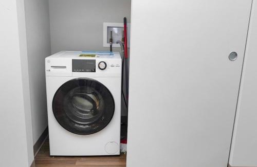 Westown Apartment | Downtown 2BR Stay 4 Min to Milwaukee Public Market