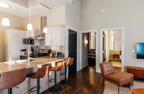 East Town Apartment | Downtown Luxe 2BR Loft Apt | Sleeps 8 | Walkable