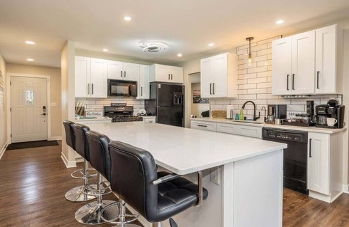 Milwaukee House | Downtown Oasis! Hot Tub, Garage, 2 King Huge yard!