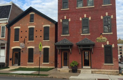 Dubuque Apartment | Drake House: City View (Private Hot Tub)