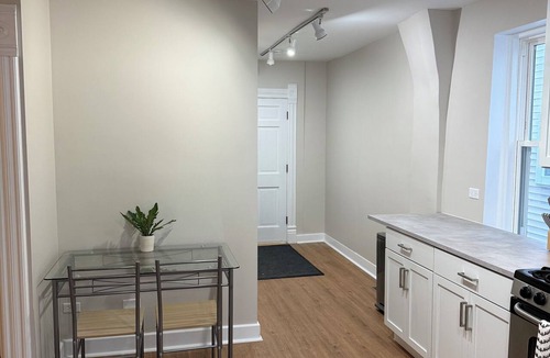 Lower West Side Apartment | Dreamy South Loop Getaway