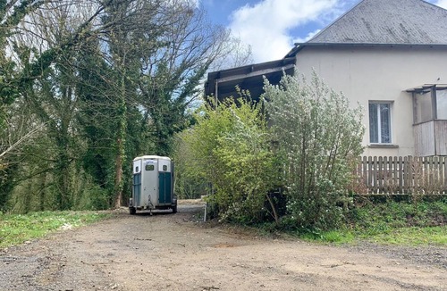 Saint-Derrien Cottage | Duplex apartment in former dairy for up to 9 people, 25 minutes from the beach