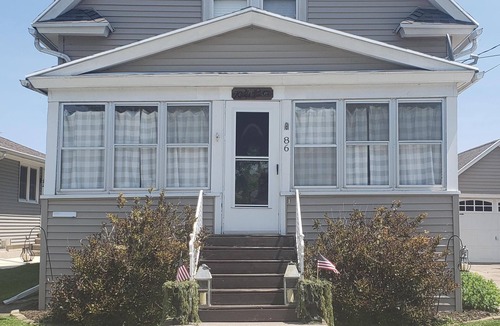 Oshkosh House | EAA Oshkosh Lakefront Comfortable Whole House AC Parking WiFi Sleeps 6
