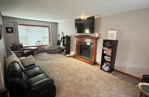 Neenah House | EAA Oshkosh Luxury Retreat: Hot Tub w/TV, Sauna, Gym & Spa Suite w/TV