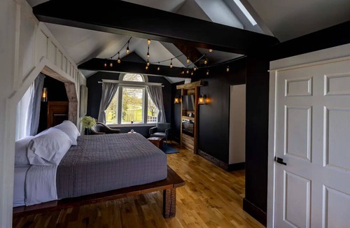 Berrien Springs House | Ease you mind from the stresses, with the lake and vineyards just niles away.