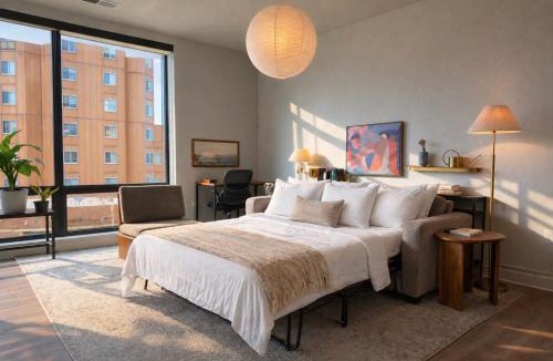Lower East Side Apartment | East Side Luxury 1BR Apt - Near Brady St with Balcony and Lounge - Sleeps 4