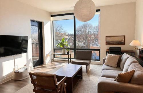 Lower East Side Apartment | East Side Luxury 1BR Apt - Near Brady St with Balcony and Lounge - Sleeps 4