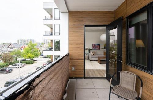 Lower East Side Apartment | East Side Luxury 1BR Apt - Near Brady St with Balcony and Lounge - Sleeps 4