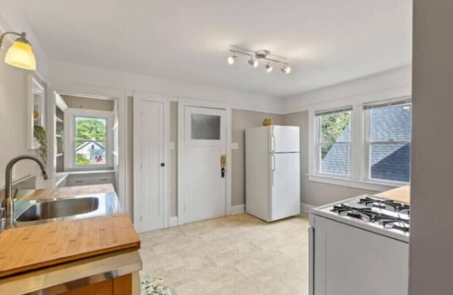 Wauwatosa House | East Tosa Gem!