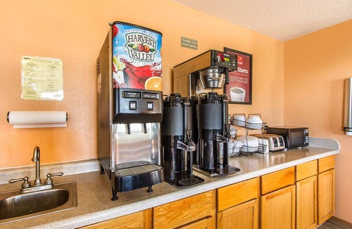 Pekin Hotel | Econo Lodge Inn & Suites Pekin - Peoria Area