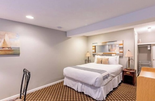 Whitehall Resort | Economical, well-appointed queen room.