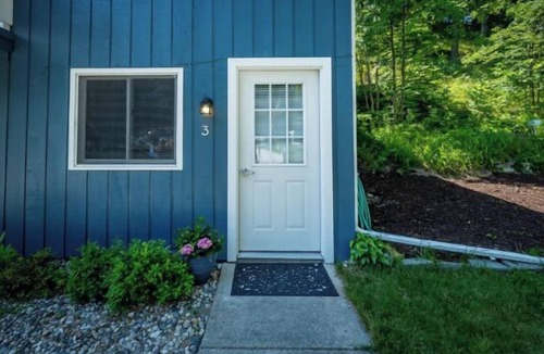 Whitehall Resort | Economical, well-appointed queen room.