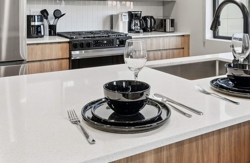 Edgewater Beach Apartment | Edgewater Apt with Free Parking, Gym, City Living