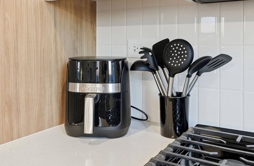 Edgewater Beach Apartment | Edgewater Apt with Free Parking, Gym, City Living