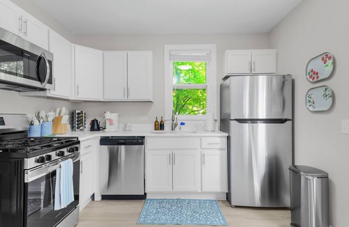 Lake Forest Apartment | Elegant 1 Bedroom, Steps to Metra & Dining in Lake Forest!