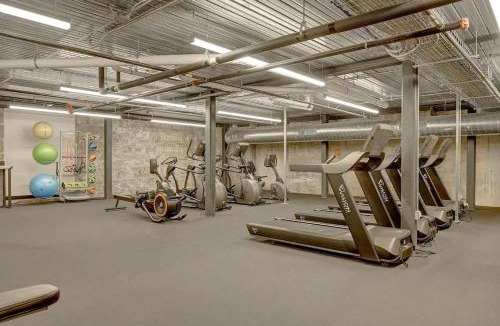 Westown Apartment | Elegant 2BD near Historic Pabst Brewery - Fiserv