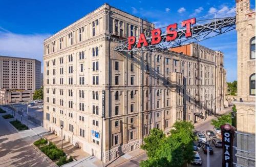 Westown Apartment | Elegant 2BD near Historic Pabst Brewery - Fiserv