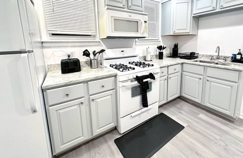 Forest Park Apartment | Elegant and Family Friendly Apt w/Parking and Easy Access to City and Airports