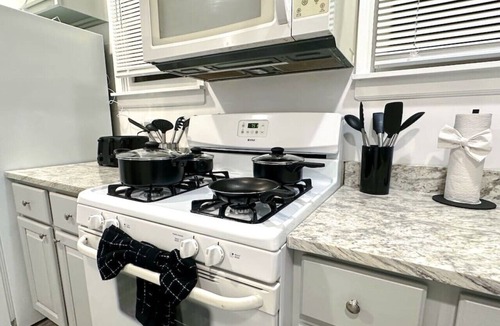 Forest Park Apartment | Elegant and Family Friendly Apt w/Parking and Easy Access to City and Airports
