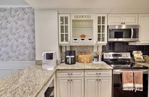 Old Town Condo | Elegant Historic Duplex in Old Town Lincoln Park