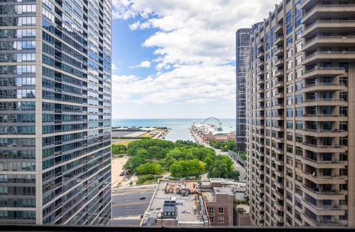 Streeterville Apartment | Elegant Streeterville Studio w/Gym, Pool, near Navy Pier, by Blueground