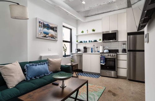 Uptown Apartment | Elegant Style Loft Montrose Beach Rooftop WFH Gym