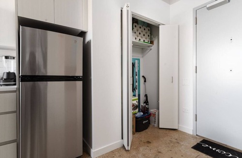 Uptown Apartment | Elegant Style Loft Montrose Beach Rooftop WFH Gym