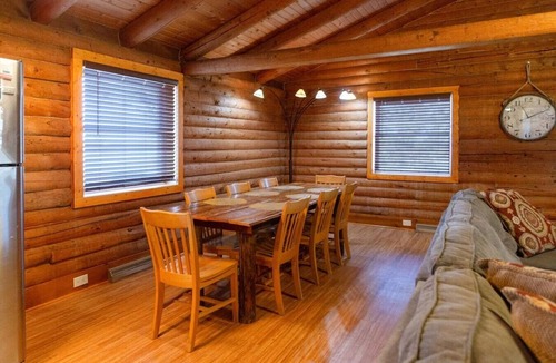 Lake Geneva Cabin | Elkhorn 3 Bedroom 2 Bathroom Log Cabin Sleeps 8