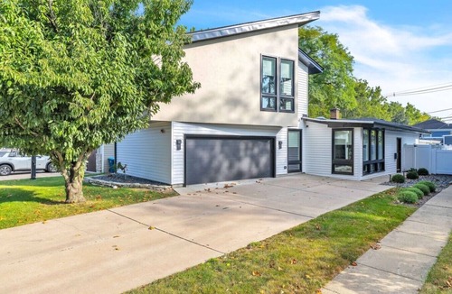 Elmhurst House | Elmhurst 4BR Home with Pool | Mid-Term Ready
