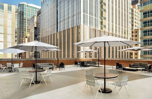 Streeterville Apartment | Enjoy a Hassle-Free and Suiting Stay! Parking, Onsite Pool, Near Navy Pier