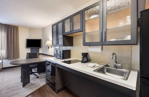 Waukegan Apartment | Enjoy a Hassle-Free Stay, Parking, Kitchen, Pet-Friendly Property