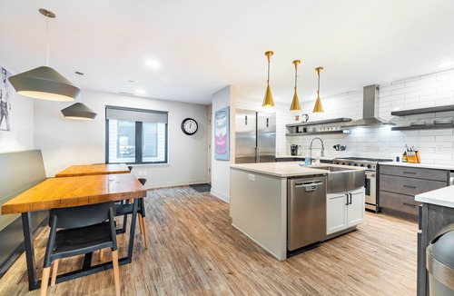 Burns Park Condo | Entire 6BR Townhouse | Walk to Michigan Stadium | Sleeps 12