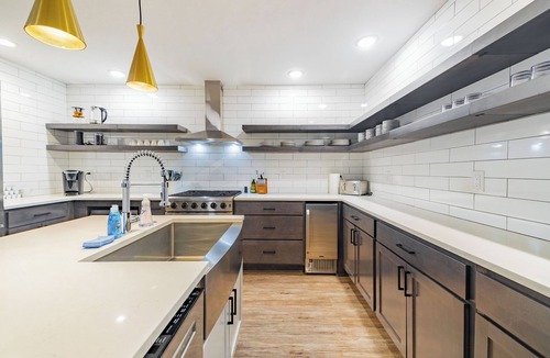 Burns Park Condo | Entire 6BR Townhouse | Walk to Michigan Stadium | Sleeps 12