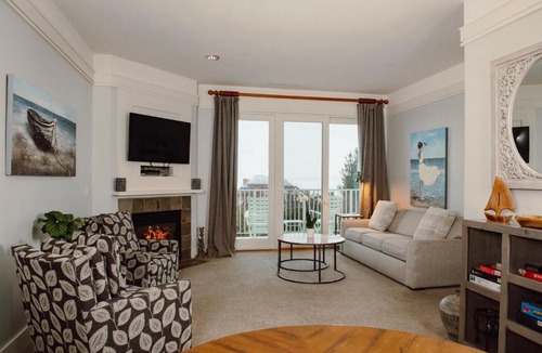 Bay Harbor Apartment | Experience luxury in Maritime Lakeview Suite 314, a stunning 2BR getaway in Bay Harbor!
