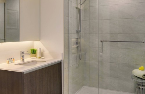 Near North Side Hotel | Experience the Suite Life in Chicago’s Iconic Old Town – Spacious Stays Await