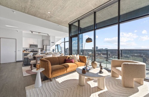 West Loop Apartment | Explore Fulton Market + Retreat in Modern Comfort