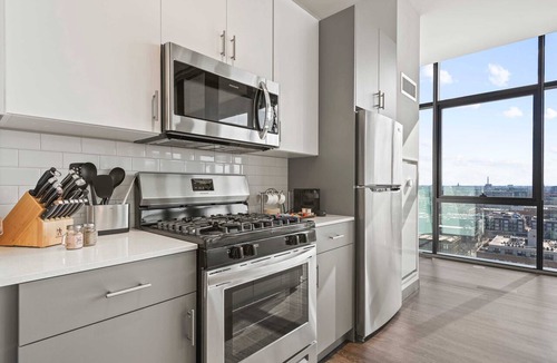 West Loop Apartment | Explore Fulton Market + Retreat in Modern Comfort