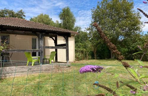 Compreignac Apartment | F1 noir/anis, avec terrasse couverte et jardin (E)