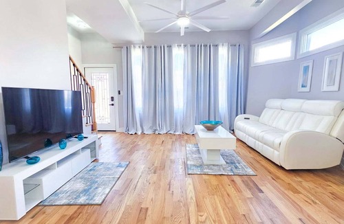 Austin House | Fabulous 3-bedroom townhome with AC in vibrant Chicago