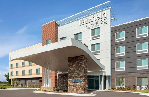 West Milwaukee Hotel | Fairfield Inn & Suites by Marriott Milwaukee West
