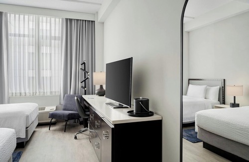 Streeterville Hotel | Fairfield Inn & Suites Chicago Downtown/Magnificent Mile