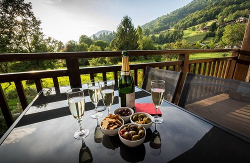 Samoens Apartment | Family friendly 3-bedroom apartment in Samoens close to ski bus and amenities
