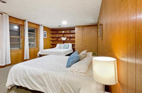 Des Moines House | Family Friendly 3 BR 2 Bath Duplex Sleeps 9!