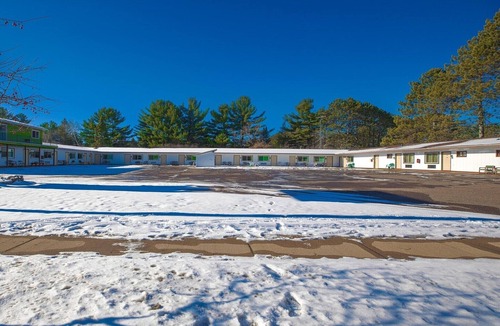 Tomahawk Apartment | Family Room 4 Queen Beds