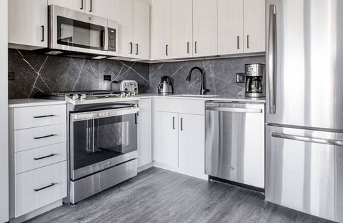 Illinois Medical District Apartment | Fantastic Medical District 2BR w/ Gym + W/D, 1 block to L, by Blueground