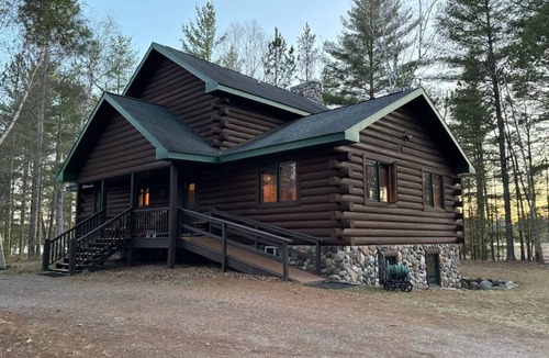 Conover House | FANTASTIC waterfront home-Sleeps 12! Close to trails with WiFi, AC, fireplace!